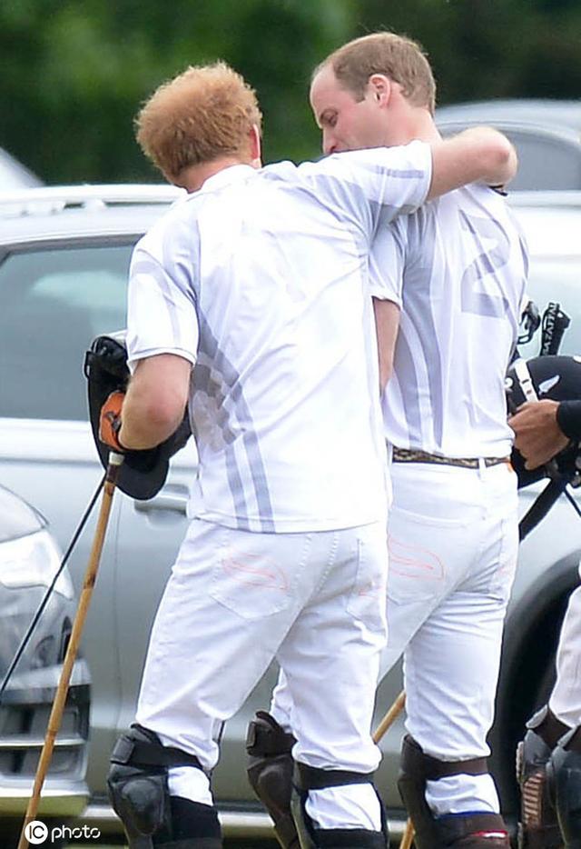 「环球网」哈里王子首次承认与威廉不和 昔日兄弟情深的画面令人感慨