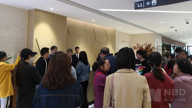 「每日经济新闻」早教机构爱乐乐享突然多处关店，一家店就涉及上千万培训费，连致歉书都疑似抄袭