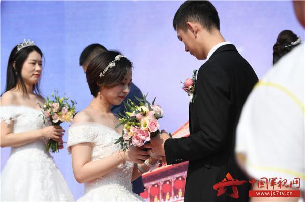 光明网■海天同一色 相伴共此生 中国卫星海上测控部为24对新人举办集体婚礼