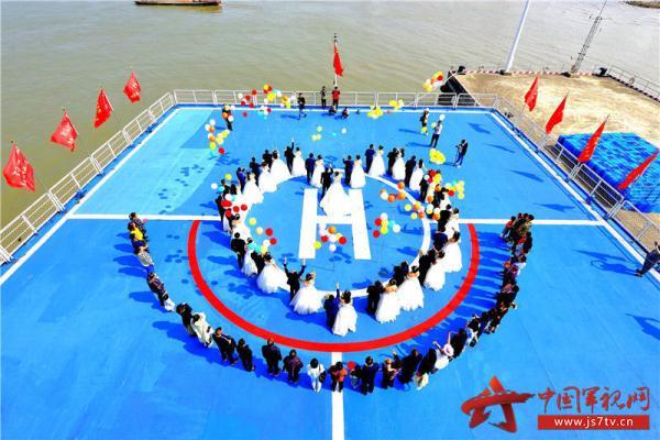 光明网■海天同一色 相伴共此生 中国卫星海上测控部为24对新人举办集体婚礼