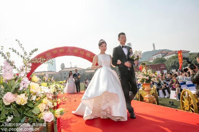 人民网@远望号船队工作者举行集体婚礼 24对航天伉俪喜结良缘