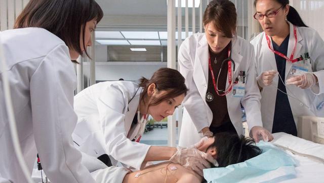 #新京报#进退两难的女性医者