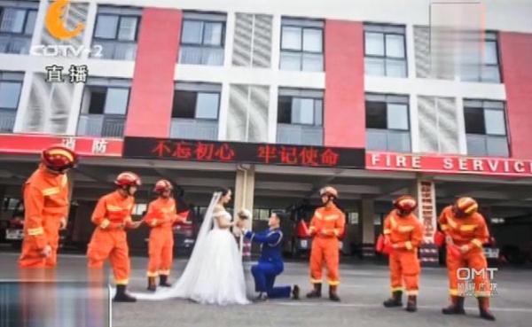 #光明网#一把火烧来的缘分，新人消防中队拍婚纱照，战友消防车成伴郎
