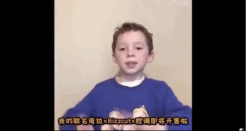 「环球网」红遍全球的“假笑男孩”，已经不会笑了......