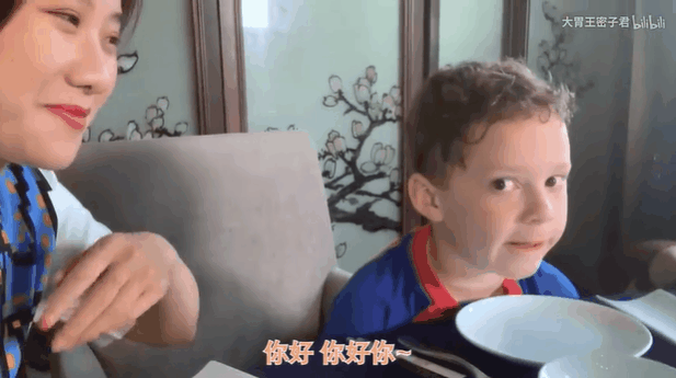「环球网」红遍全球的“假笑男孩”，已经不会笑了......