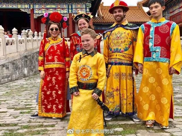 「环球网」红遍全球的“假笑男孩”，已经不会笑了......
