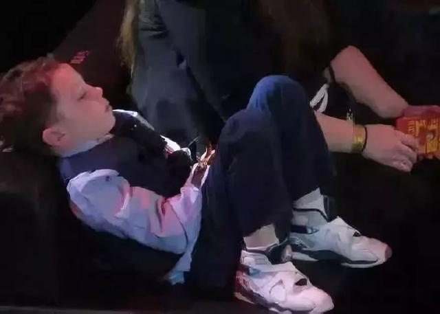 「环球网」红遍全球的“假笑男孩”，已经不会笑了......