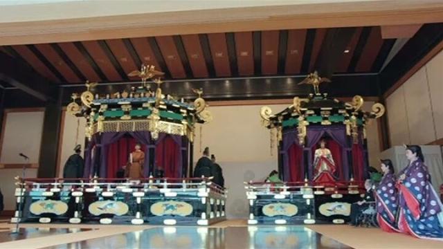 环球网：宣言凸显“亲民”！日本天皇德仁即位大典，安倍带头三呼万岁(图)