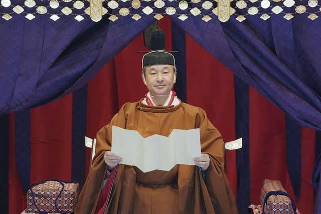 环球网：宣言凸显“亲民”！日本天皇德仁即位大典，安倍带头三呼万岁(图)