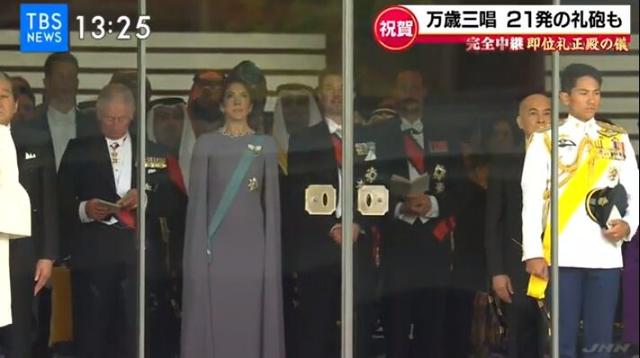 环球网：宣言凸显“亲民”！日本天皇德仁即位大典，安倍带头三呼万岁(图)