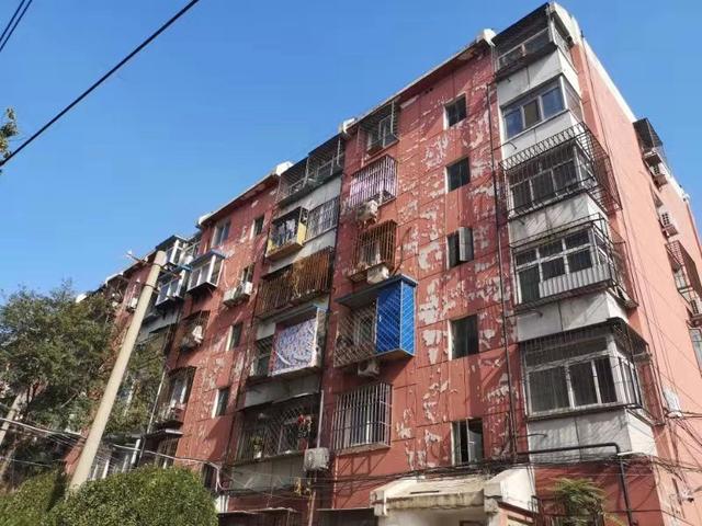 新京报@丰台西路41号院楼外墙屡屡脱落砸车，物业称将统一修复