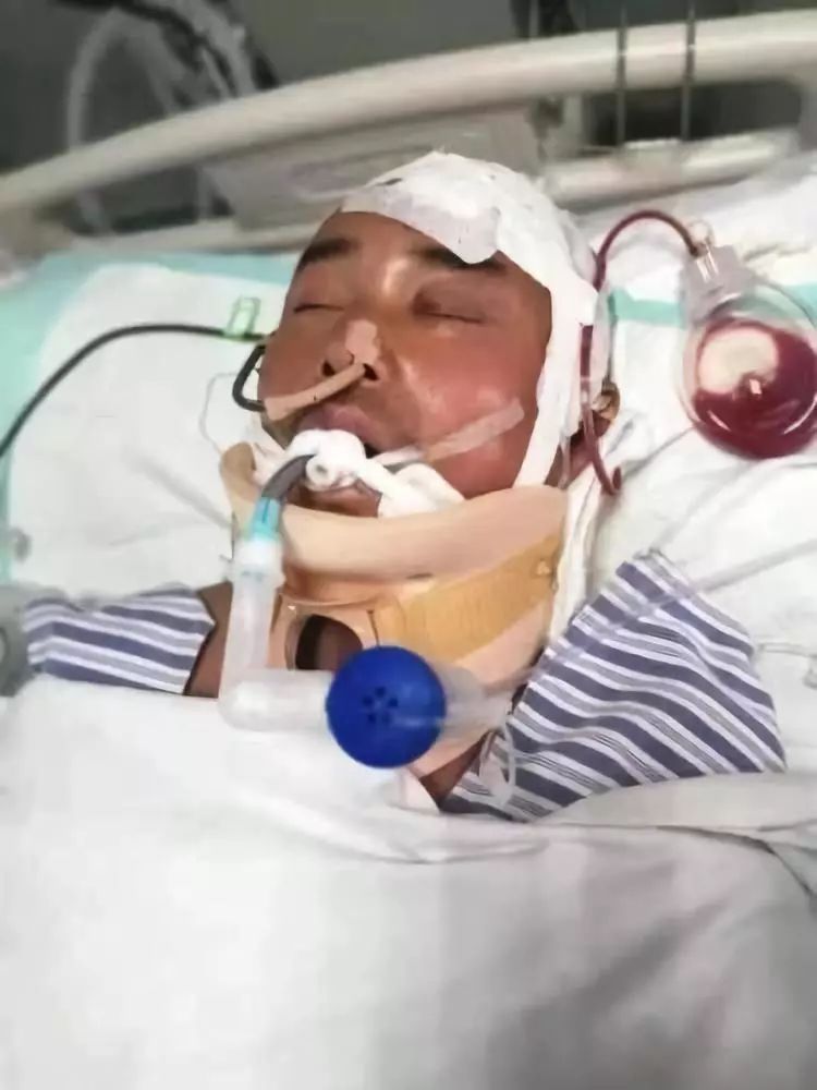 【央视新闻】为了救人，他从6米高的房顶坠下！醒来这一幕看哭无数网友……