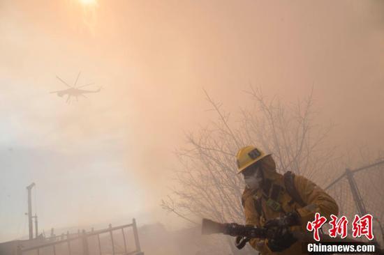 #中国新闻网#加州富人区爆发山火浓烟滚滚 当地出动直升机灭火