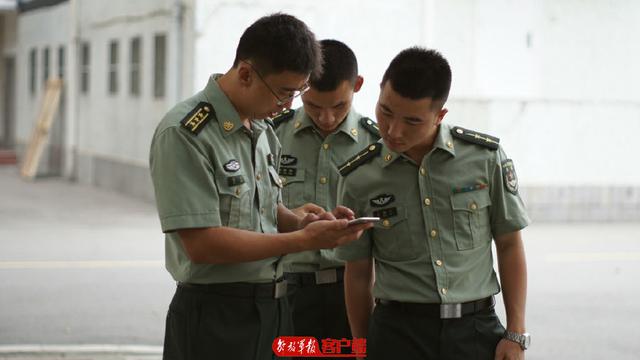 「中国军网」深夜里的军大衣