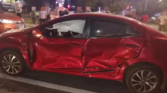 【环球网】男子开车抄近路被拦腰撞90度旋转！女司机受惊吓车内尖叫