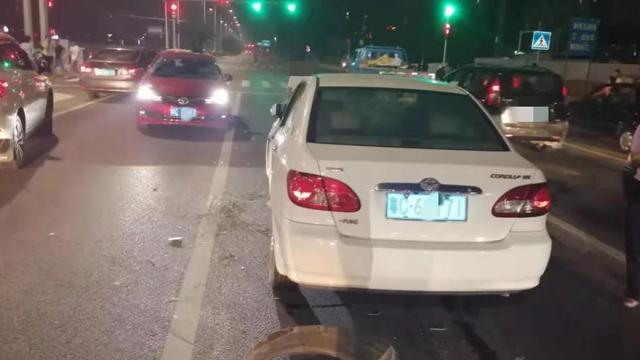 【环球网】男子开车抄近路被拦腰撞90度旋转！女司机受惊吓车内尖叫