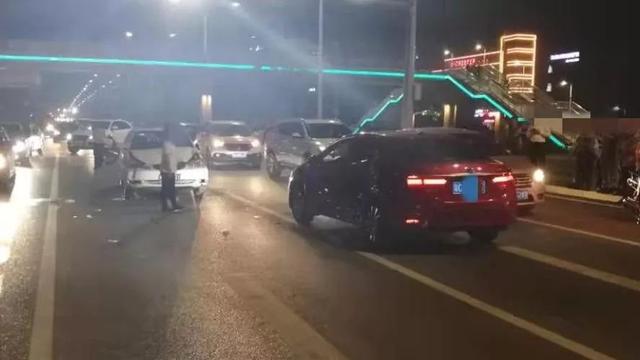 【环球网】男子开车抄近路被拦腰撞90度旋转！女司机受惊吓车内尖叫