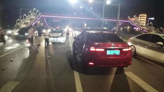 【环球网】男子开车抄近路被拦腰撞90度旋转！女司机受惊吓车内尖叫