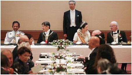 「环球网」日媒曝光天皇即位典礼晚宴菜品：伊势虾、鲷鱼烧与盐蒸鲍鱼