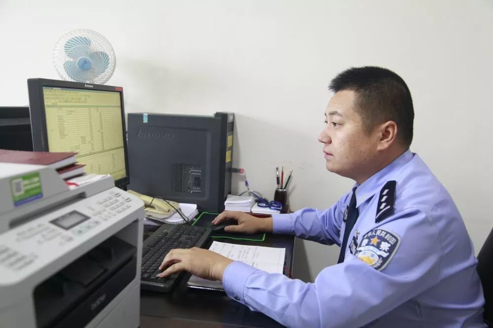 02忠诚履职护盛世安宁—周龙飞周龙飞,男,汉族,1986年1月出生,中共