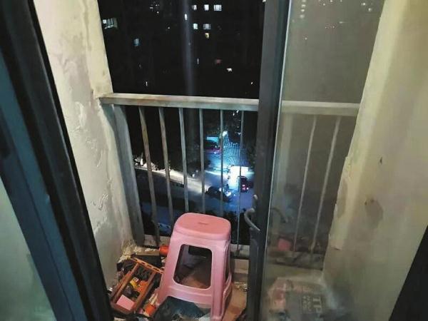 #光明网#5岁娃“悬挂”8楼阳台护栏，进退两难 民警从7楼徒手攀爬施救