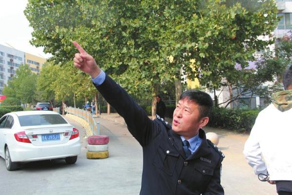 #光明网#5岁娃“悬挂”8楼阳台护栏，进退两难 民警从7楼徒手攀爬施救