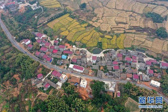 10月23日无人机拍摄的南昌市湾里区罗亭镇义坪村一景.