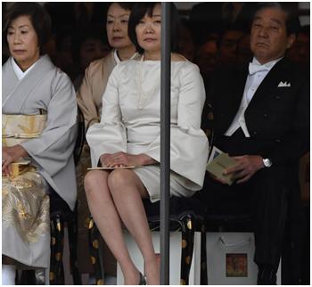 中国经济网@安倍夫人穿“露膝裙”出席天皇即位礼 日媒：并不违规