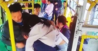 「光明网」公交司机背着跑了400米送医