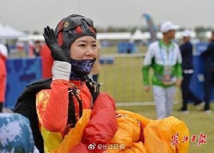 光明网@个人独夺5金！21岁的她征服军运会高空