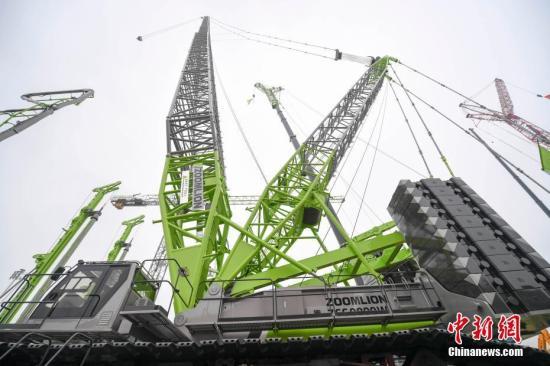 #中国新闻网#中企研制的全球最大履带式起重机海外首吊成功