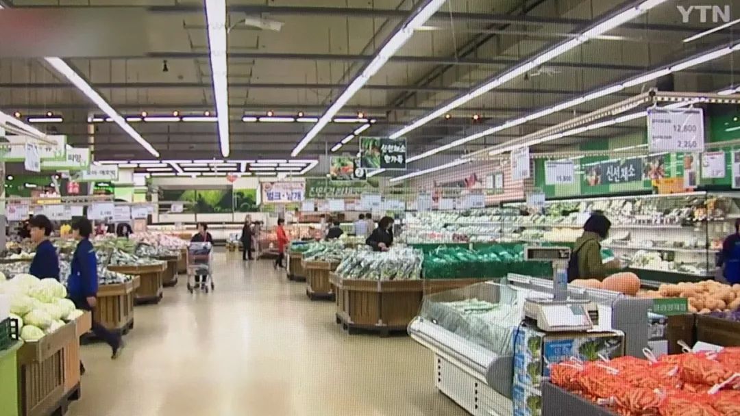 央视今日亚洲：台风导致白菜涨价 韩主妇发愁腌不起泡菜