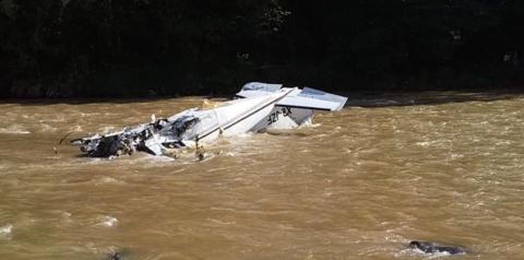 「海外网」突发！墨西哥一小型飞机坠入河中 至少5死