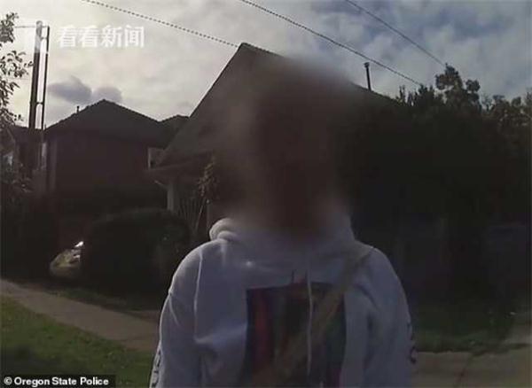 「光明网」黑人女大学生骑车逆行 遭两名警察暴力按地逮捕