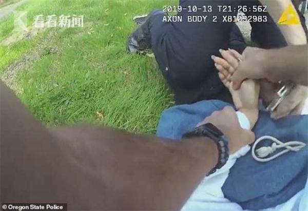 「光明网」黑人女大学生骑车逆行 遭两名警察暴力按地逮捕