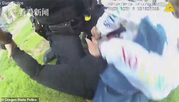 「光明网」黑人女大学生骑车逆行 遭两名警察暴力按地逮捕