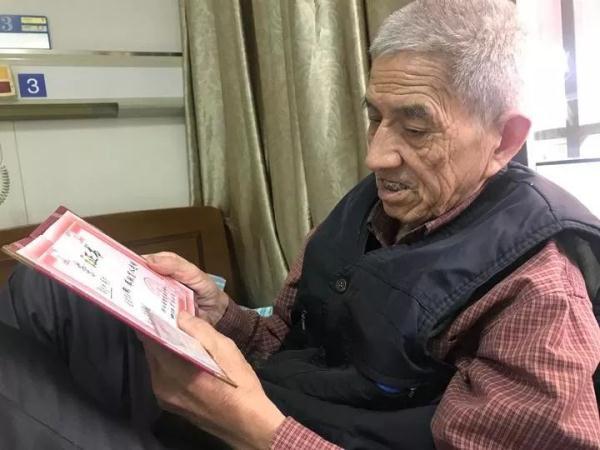 光明网■手术前，75岁大伯请求医生：能否小心一点，保证我还能捐角膜
