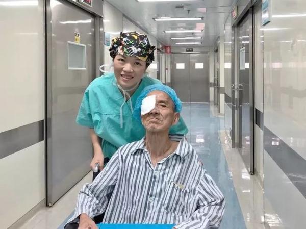 光明网■手术前，75岁大伯请求医生：能否小心一点，保证我还能捐角膜