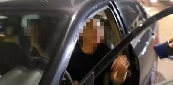 【环球网】两朋友相约同时回家，一人路上被抓！另一人在他面前潇洒飘过