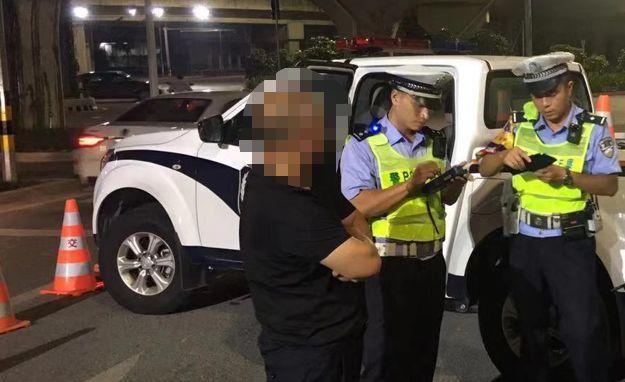 【环球网】两朋友相约同时回家，一人路上被抓！另一人在他面前潇洒飘过