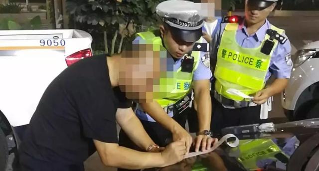 【环球网】两朋友相约同时回家，一人路上被抓！另一人在他面前潇洒飘过