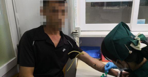 【环球网】两朋友相约同时回家，一人路上被抓！另一人在他面前潇洒飘过