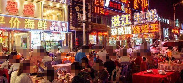 【环球网】两朋友相约同时回家，一人路上被抓！另一人在他面前潇洒飘过