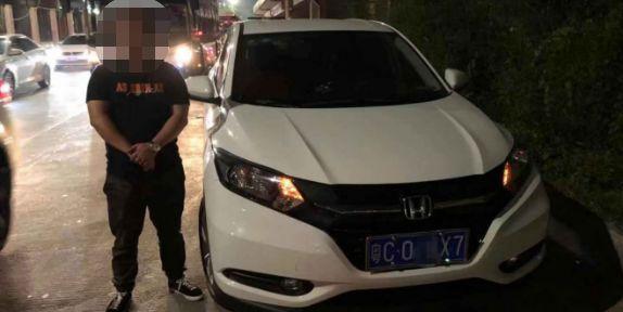 【环球网】两朋友相约同时回家，一人路上被抓！另一人在他面前潇洒飘过