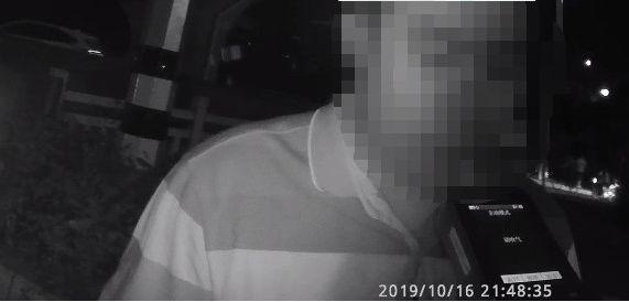 【环球网】两朋友相约同时回家，一人路上被抓！另一人在他面前潇洒飘过