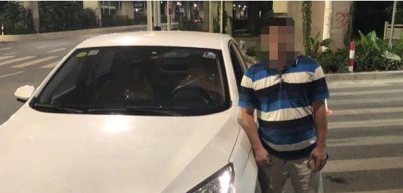 【环球网】两朋友相约同时回家，一人路上被抓！另一人在他面前潇洒飘过