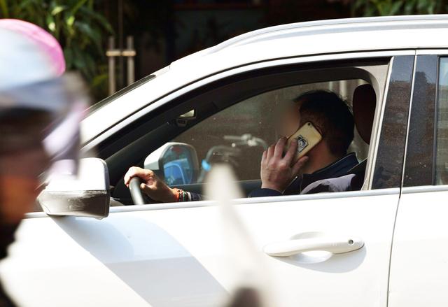 10月22日,解放一路,一驾驶员边开车边接打电话.