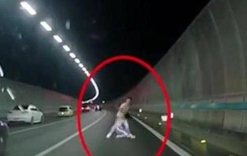 光明网■刷新三观，男子竟在高速隧道内当众洗脚！网友：活久见