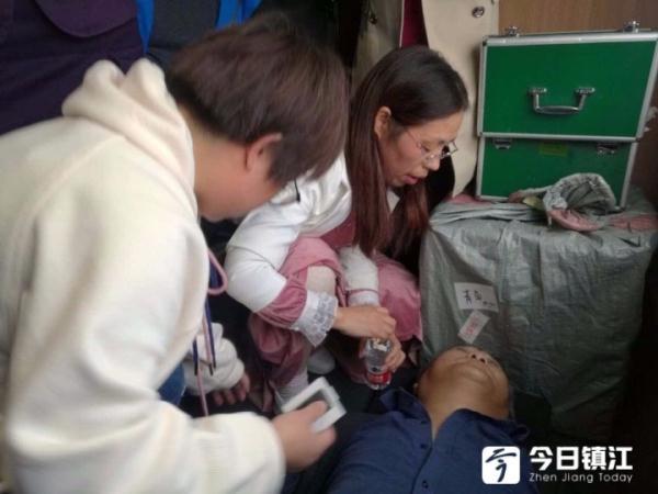 「光明网」乘客突发心脏病 她紧急施救：已是第7次