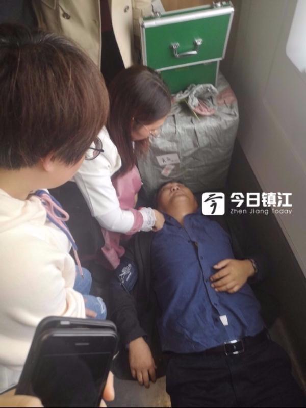 「光明网」乘客突发心脏病 她紧急施救：已是第7次